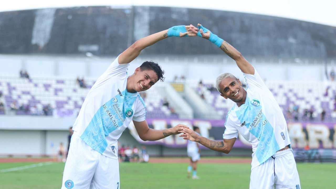 Selebrasi Luquinhas dan Ruyery Blanco
